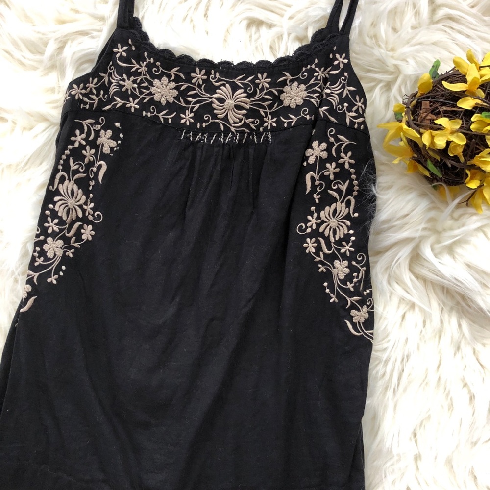 Amazing Lucky Brand Top With Embroidered Flowers